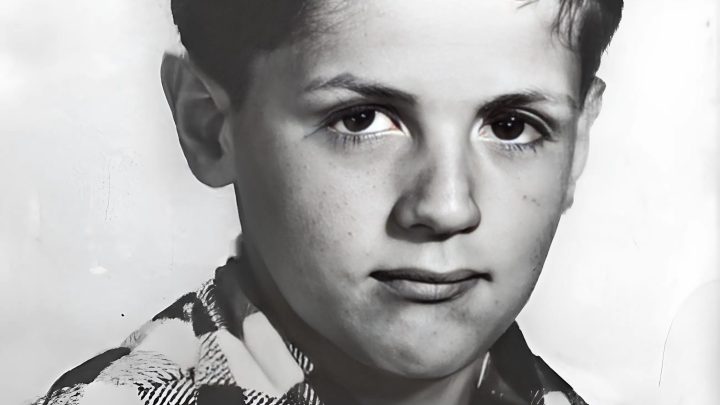„Niemand in seiner Familie mochte ihn und glaubte daran, dass er in Zukunft Erfolg haben würde“: Können Sie erraten, wer auf diesem Kinderfoto zu sehen ist?