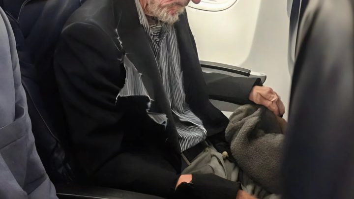 Die Passagiere der Business Class hielten den Mann für einen Obdachlosen, doch als das Flugzeug landete, applaudierte ihm die gesamte Kabine stehend.