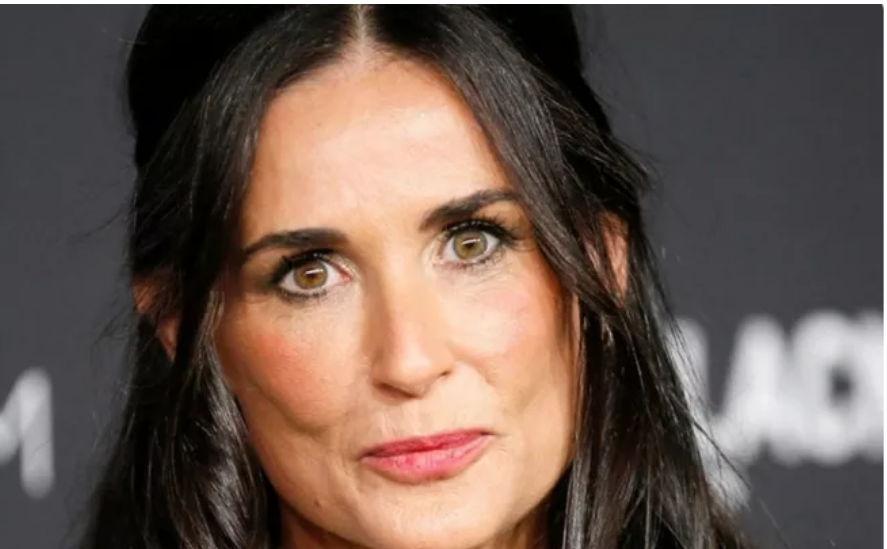 Langes Haar und kurze Kleider. Das Geheimnis der Jugend der 62-jährigen Demi Moore bleibt ein Rätsel.
