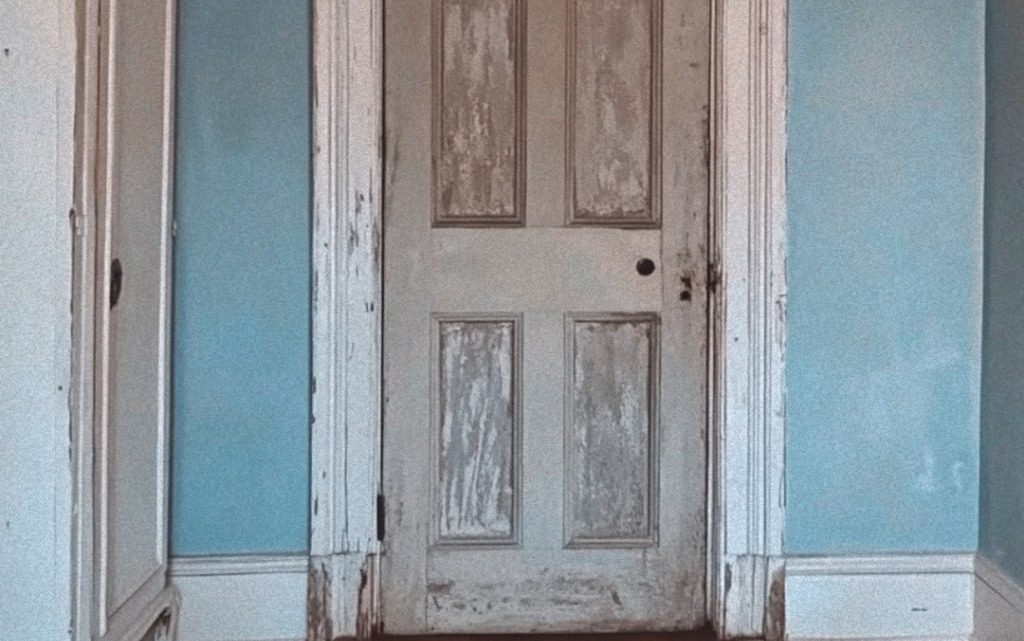 Nach dem Tod ihrer Mutter entdecken die Geschwister eine rostige Tür hinter ihrem Kleiderschrank.