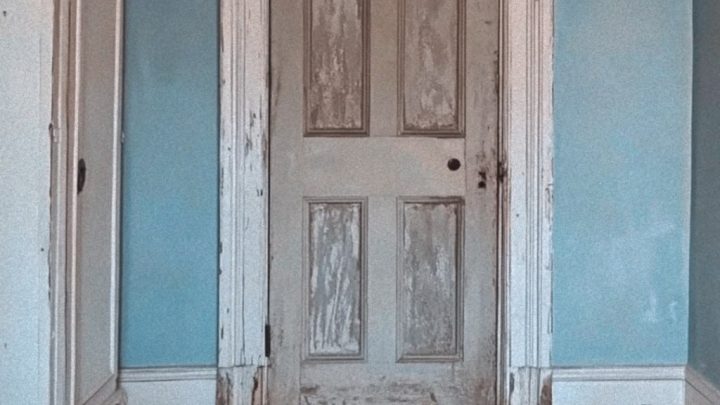 Nach dem Tod ihrer Mutter entdecken die Geschwister eine rostige Tür hinter ihrem Kleiderschrank.