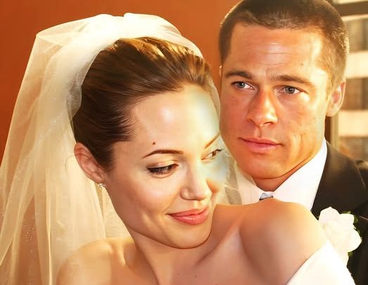 Nach der Scheidung von Angelina Jolie hat Brad Pitt die Vergangenheit vollständig hinter sich gelassen und wirkt deutlich glücklicher.