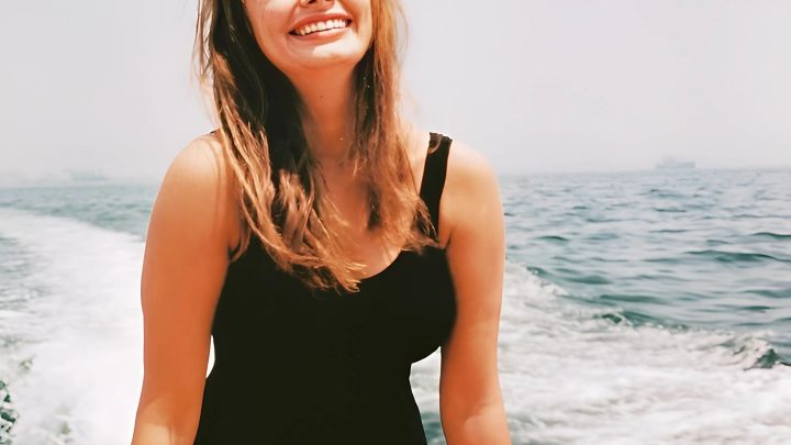 Eine Stilikone, die zu einer gewöhnlichen 90-jährigen alten Dame geworden ist. Von wem ist die Rede?