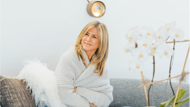 Jennifer Aniston wirkt auf Fotos, die versehentlich von einem Freund auf Facebook gepostet wurden, entspannt und natürlich. Obwohl sie kurz nach der Veröffentlichung gelöscht wurden, fiel den Fans schnell ein ungewöhnliches Detail im Aussehen der Schauspielerin auf.