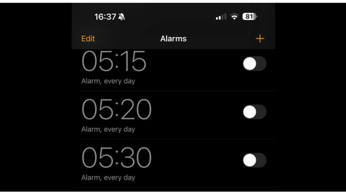 Ich habe den Morgen der entscheidenden Aufnahmeprüfungen für das College verschlafen, weil jemand meinen Wecker ausgeschaltet hat. Ich habe den Morgen der entscheidenden Aufnahmeprüfungen für das College verschlafen, weil jemand meinen Wecker ausgeschaltet hat.