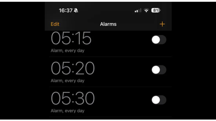 Ich habe den Morgen der entscheidenden Aufnahmeprüfungen für das College verschlafen, weil jemand meinen Wecker ausgeschaltet hat. Ich habe den Morgen der entscheidenden Aufnahmeprüfungen für das College verschlafen, weil jemand meinen Wecker ausgeschaltet hat.