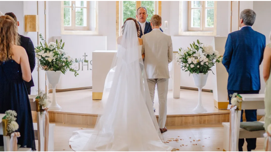 Ich bemerkte etwas Seltsames an der Braut bei der Hochzeit meines besten Freundes – als ich ihr Kleid hochhob, waren alle schockiert.