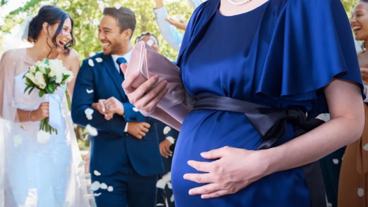 Ich erwischte die Frau meines Bruders dabei, wie sie mein Hochzeitsgeschenk unter ihrem Kleid versteckte, und was sie versteckt hatte, ließ mich an meiner Ehe zweifeln.