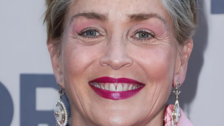 Grauhaarige Großmutter mit Kopftuch: Sharon Stone schockierte ihre Fans mit ihrem ungewöhnlichen Aussehen.