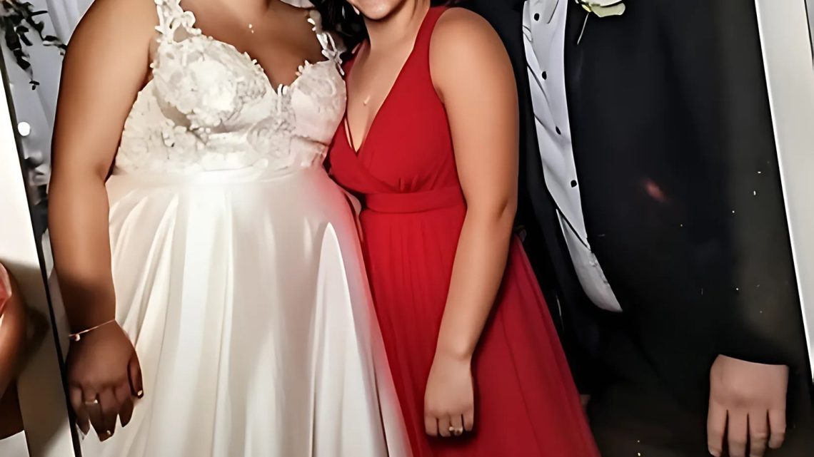 Die Mutter der Braut sieht, wie der Bräutigam mitten während der Hochzeit mit der Freundin der Braut ins Badezimmer geht. Die Mutter der Braut sieht, wie der Bräutigam mitten während der Hochzeit mit der Freundin der Braut ins Badezimmer geht.