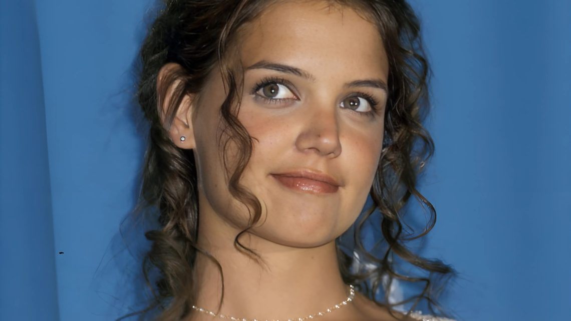 Die 16-jährige Suri Cruise ist die perfekte Mischung aus den Merkmalen ihres Vaters Tom Cruise und ihrer Mutter Katie Holmes. Die 16-jährige Suri Cruise ist die perfekte Mischung aus den Merkmalen ihres Vaters Tom Cruise und ihrer Mutter Katie Holmes.