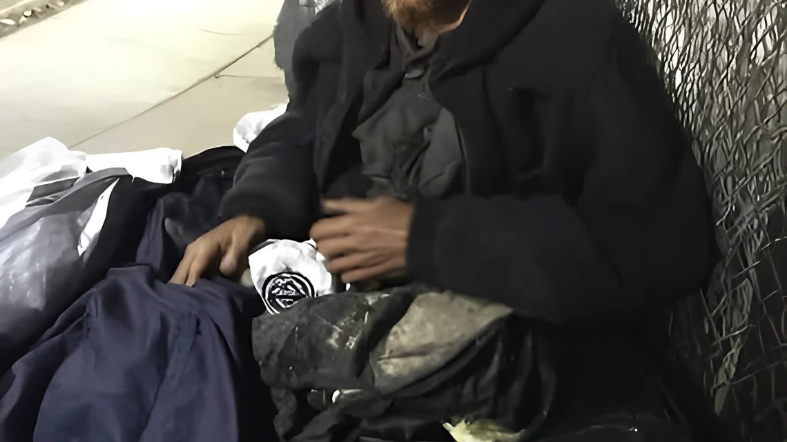 Ein obdachloser Mann erfuhr, dass er eine Tochter hat, und begann hart zu arbeiten, um sie aus dem Heim zu holen. Ein obdachloser Mann erfuhr, dass er eine Tochter hat, und begann hart zu arbeiten, um sie aus dem Heim zu holen.