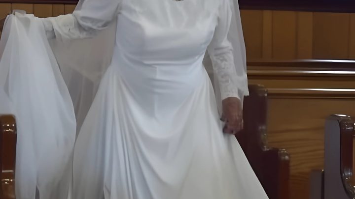 Bei der Beerdigung meines Vaters erschien eine Frau um die siebzig in einem Hochzeitskleid und enthüllte ein Familiengeheimnis, von dem niemand etwas gewusst hatte. Bei der Beerdigung meines Vaters erschien eine Frau um die siebzig in einem Hochzeitskleid und enthüllte ein Familiengeheimnis, von dem niemand etwas gewusst hatte.