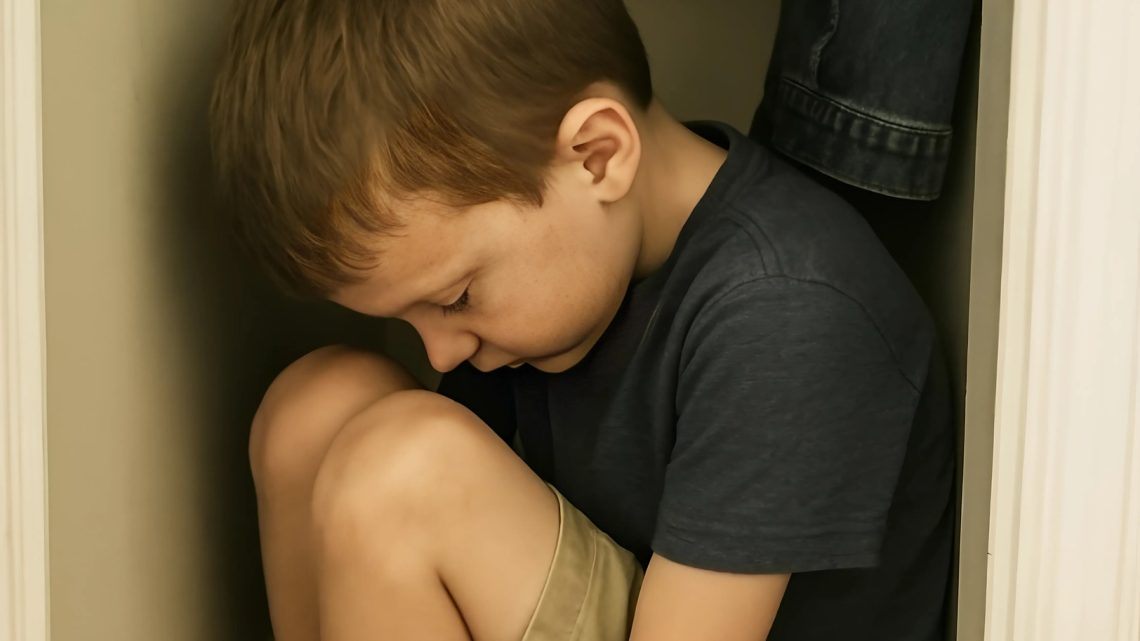 Ich ließ meinen Sohn mit dem Kindermädchen zu Hause, und mitten am Tag rief er mich an und flüsterte: „Mama, ich habe Angst. Bitte komm nach Hause.“ Ich ließ meinen Sohn mit dem Kindermädchen zu Hause, und mitten am Tag rief er mich an und flüsterte: „Mama, ich habe Angst. Bitte komm nach Hause.“