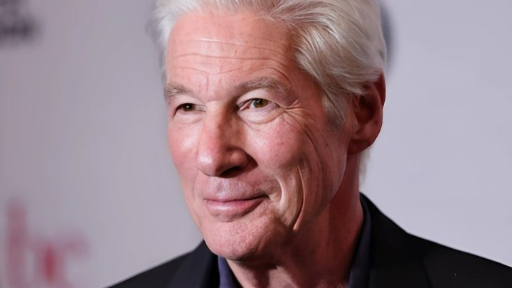 Und mit fünfundsiebzig Jahren kann Richard Gere sich immer noch nicht der Aufmerksamkeit der Paparazzi entziehen.