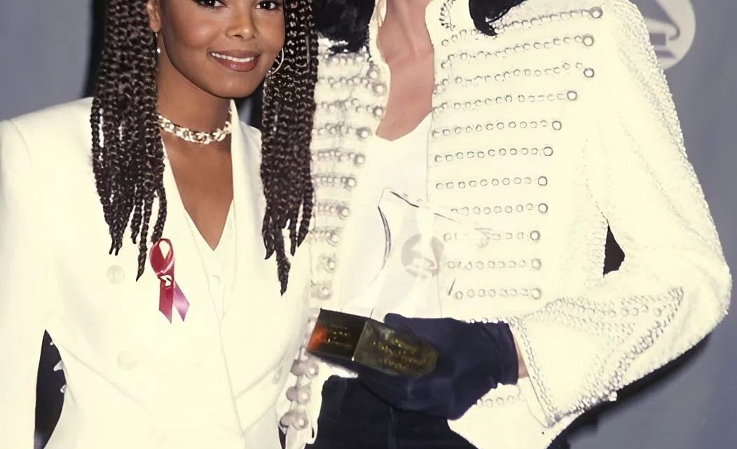 Er sieht seinem Onkel Michael sehr ähnlich und hat dieselbe weiße Hautfarbe. Wie ist der Sohn von Janet, der Schwester von Michael Jackson, geworden? Er sieht seinem Onkel Michael sehr ähnlich und hat dieselbe weiße Hautfarbe. Wie ist der Sohn von Janet, der Schwester von Michael Jackson, geworden?
