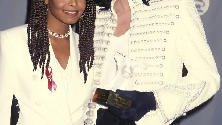 Er sieht seinem Onkel Michael sehr ähnlich und hat dieselbe weiße Hautfarbe. Wie ist der Sohn von Janet, der Schwester von Michael Jackson, geworden?