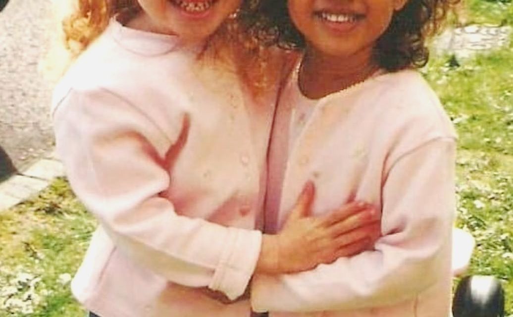 Der Vater stammt aus England, die Mutter aus Jamaika. Niemand konnte glauben, dass sie Zwillinge sind! Der Vater stammt aus England, die Mutter aus Jamaika. Niemand konnte glauben, dass sie Zwillinge sind!