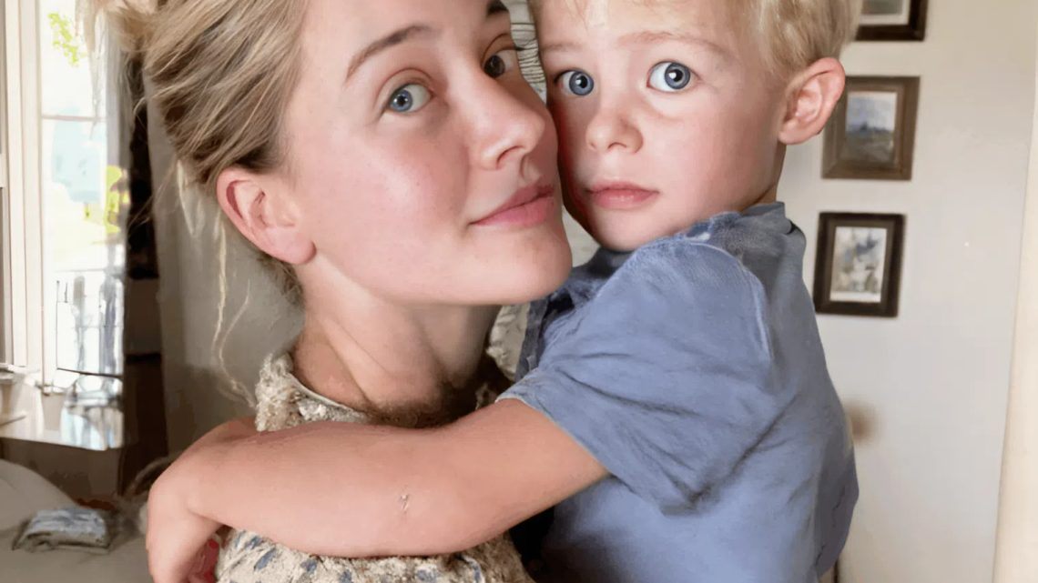 Wir haben einen dreijährigen Jungen adoptiert. Wir haben einen dreijährigen Jungen adoptiert.