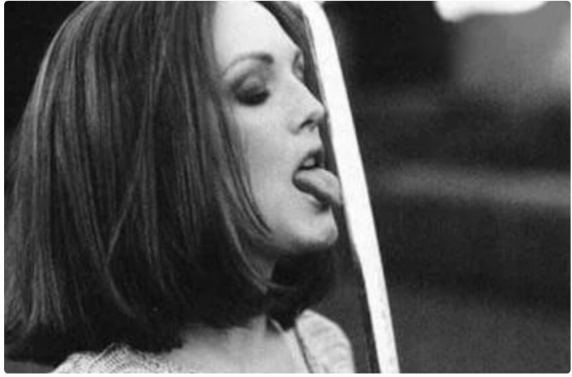 Eine zeitlos schöne Frau. Mit 64 sieht sie besser aus als in ihrer Jugend. Von wem ist die Rede?