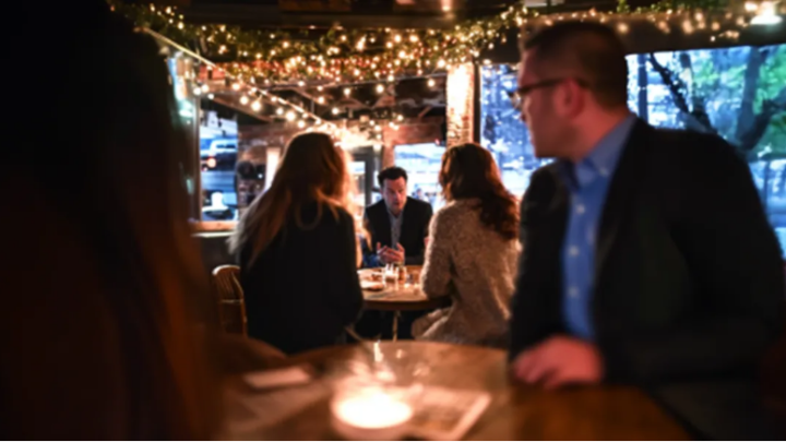 Ich sah die Nachricht „Ich bin schwanger“ auf dem Handy meines Mannes und ging heimlich mit einem Fremden zum Abendessen.