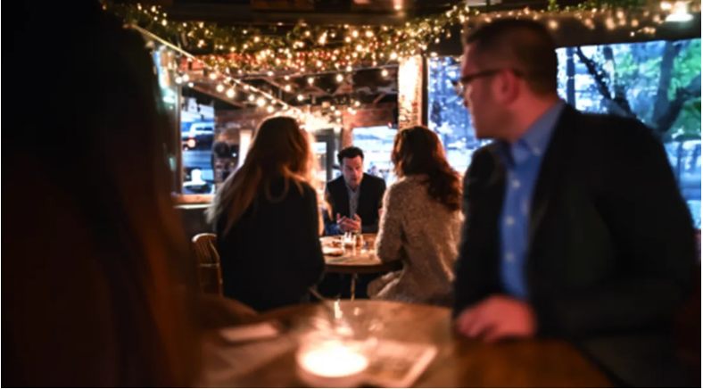 Ich sah die Nachricht „Ich bin schwanger“ auf dem Handy meines Mannes und ging heimlich mit einem Fremden zum Abendessen.