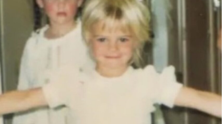 Wenn Sie sich die Gesichtszüge dieses kleinen Mädchens genau ansehen, werden Sie sicher erraten, wer das ist.