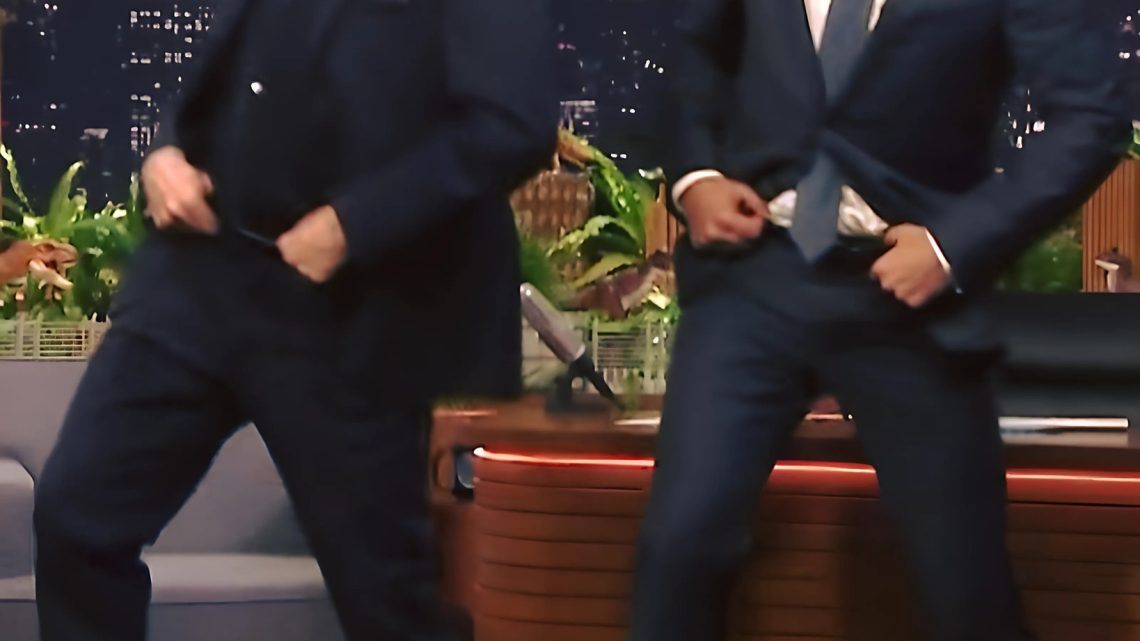 John Travolta führt die Kultbewegungen aus „Grease“ aus.