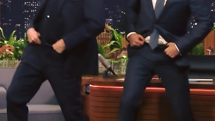 John Travolta führt die Kultbewegungen aus „Grease“ aus.