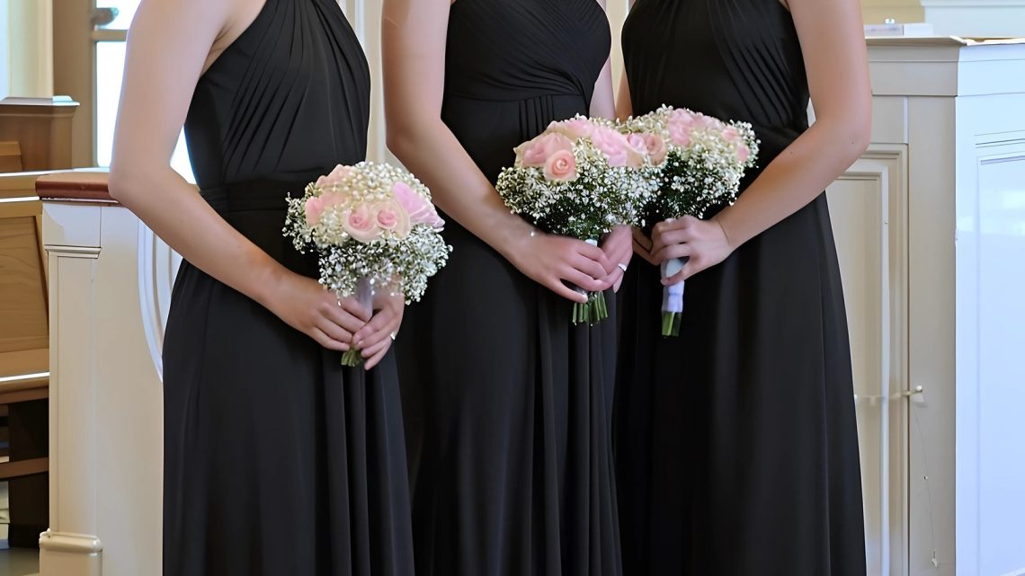 Im letzten Moment entschieden sich alle Freundinnen der Braut für Schwarz, wie ich es erwartet hatte.