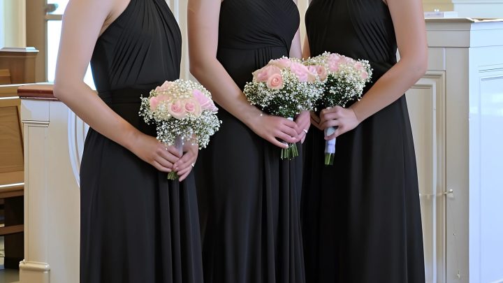 Im letzten Moment entschieden sich alle Freundinnen der Braut für Schwarz, wie ich es erwartet hatte.