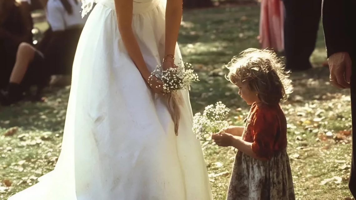 Bei meiner Hochzeit bat mich ein kleines Mädchen mit einem Strauß Margeriten um eine Münze – ich schaute auf ihre Hand und unterbrach die Hochzeit.