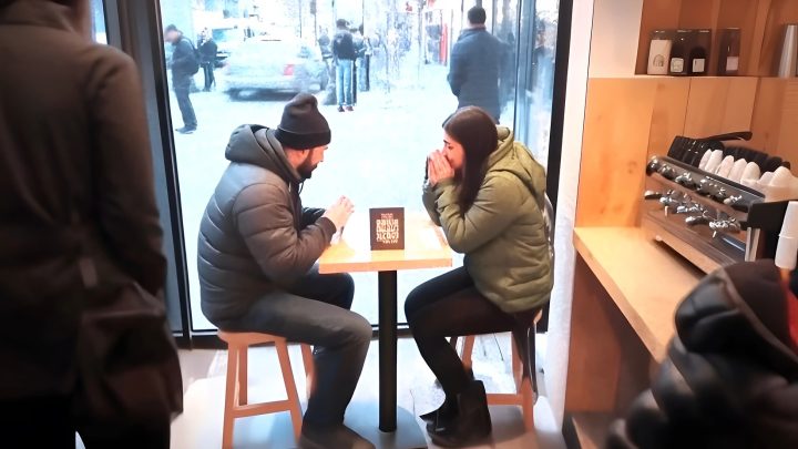 Eine Frau sah, wie ihr Freund nach der Arbeit mit ihrer Schwester wegging, und beschloss eines Tages, ihnen zu folgen.