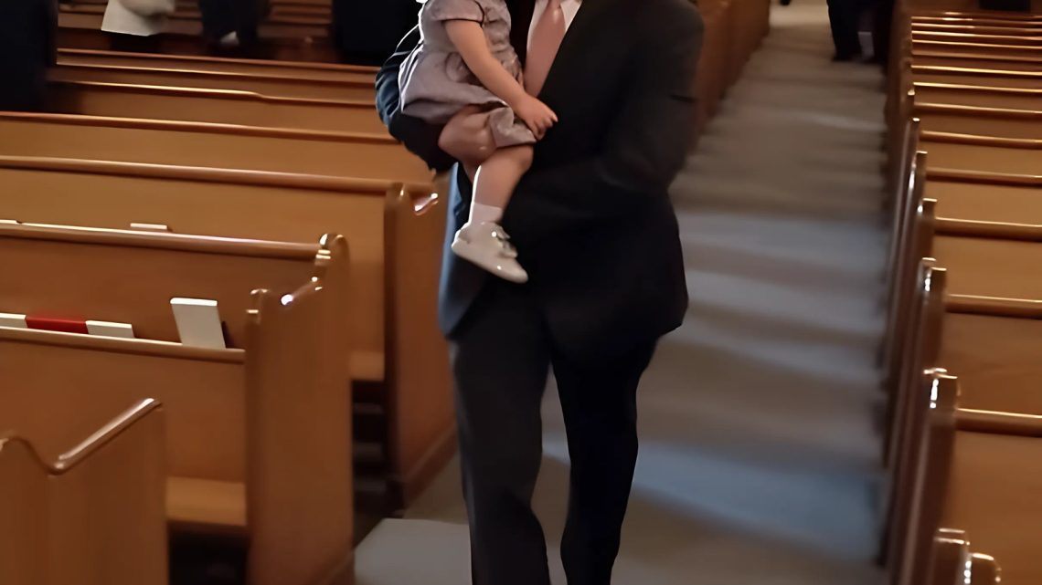 Bei unserer Hochzeitszeremonie betrat mein Verlobter die Kirche mit einem kleinen Mädchen, das ihm wie aus dem Gesicht geschnitten war, und sagte: „Ich muss dir die Wahrheit sagen.“