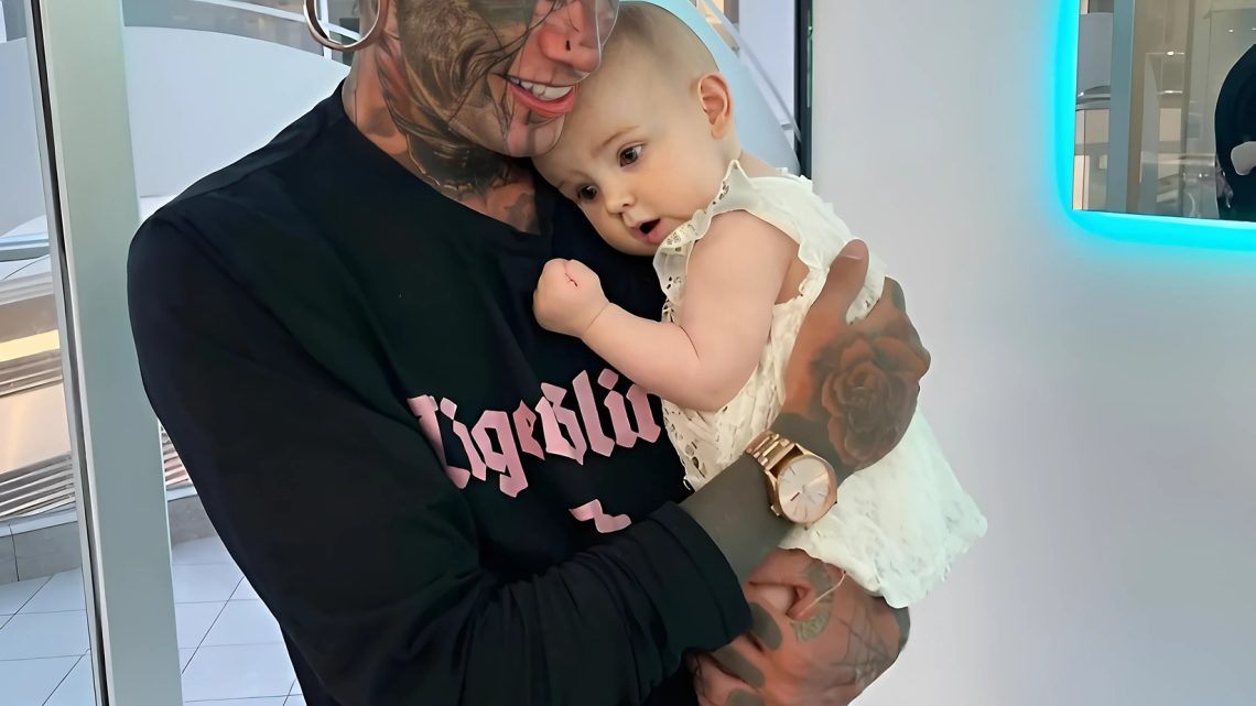 Nach der Geburt seiner Tochter besann sich der Vater, dessen Körper zu neunzig Prozent mit Tätowierungen bedeckt war, und beschloss, sich ein wenig „zu reinigen“.