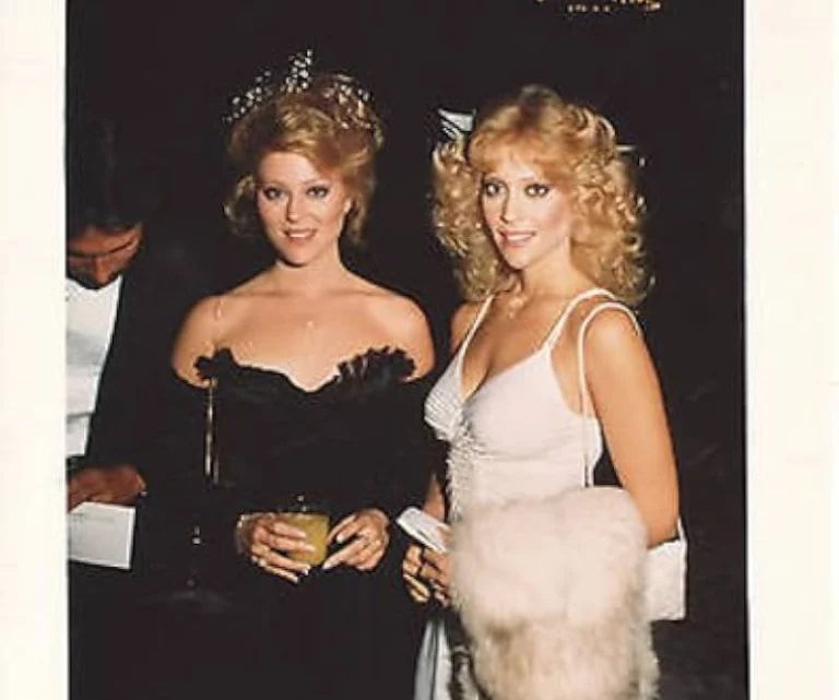 Süß, charmant. Ich war in meiner Jugend von ihnen fasziniert. Jetzt sind sie 68 Jahre alt, aber ihr sexuelles, schönes Aussehen scheint unverändert zu sein.