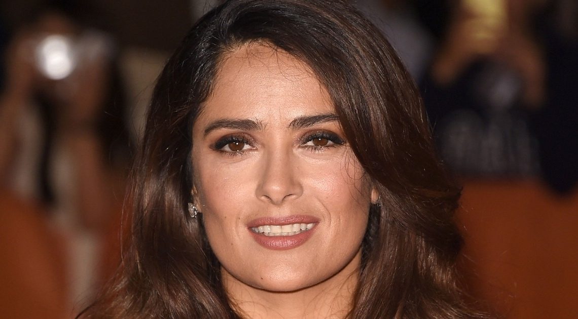 „Eine Pose, die nie aus der Mode kommt!“: Salma Hayek vergleicht ihre Figur im Badeanzug mit Aufnahmen von vor zwei Jahrzehnten