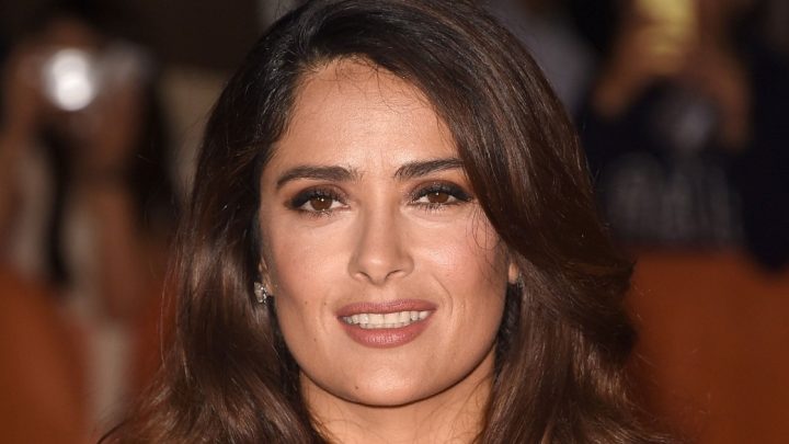 „Eine Pose, die nie aus der Mode kommt!“: Salma Hayek vergleicht ihre Figur im Badeanzug mit Aufnahmen von vor zwei Jahrzehnten