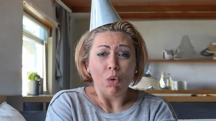 Auf meiner Geburtstagsfeier sagte ein Freund meines Ex-Mannes, ich solle meinen Nachnamen ablegen – seine Argumente ließen mich erblassen.