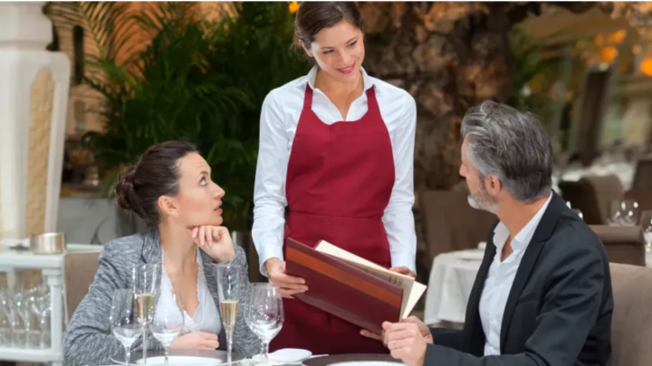 Die Kellnerin flirtete mit meinem Mann, und er willigte ein – später habe ich ihnen eine Lektion erteilt.