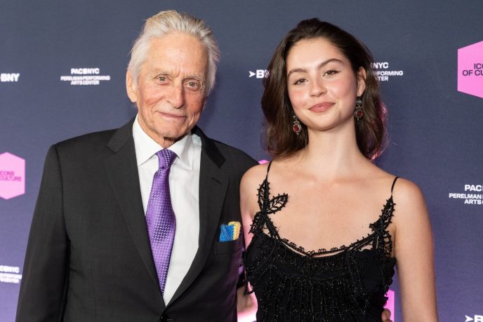 Sie hat ihren Vater unter den Arm genommen! Der 81-jährige Douglas ist mit seiner 22-jährigen Tochter von Catherine Zeta-Jones in der Öffentlichkeit aufgetreten.