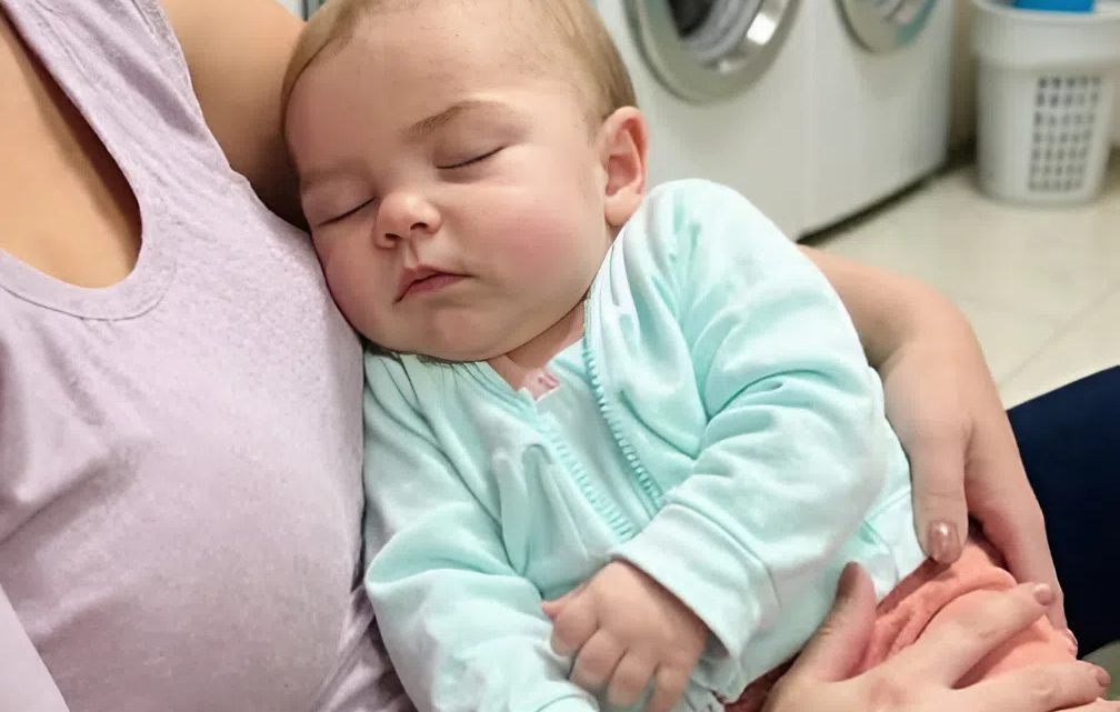 Nach einer Nachtschicht bin ich mit meinem Baby im Waschsalon eingeschlafen – als ich aufwachte und die Waschmaschine öffnete, war ich wie erstarrt.