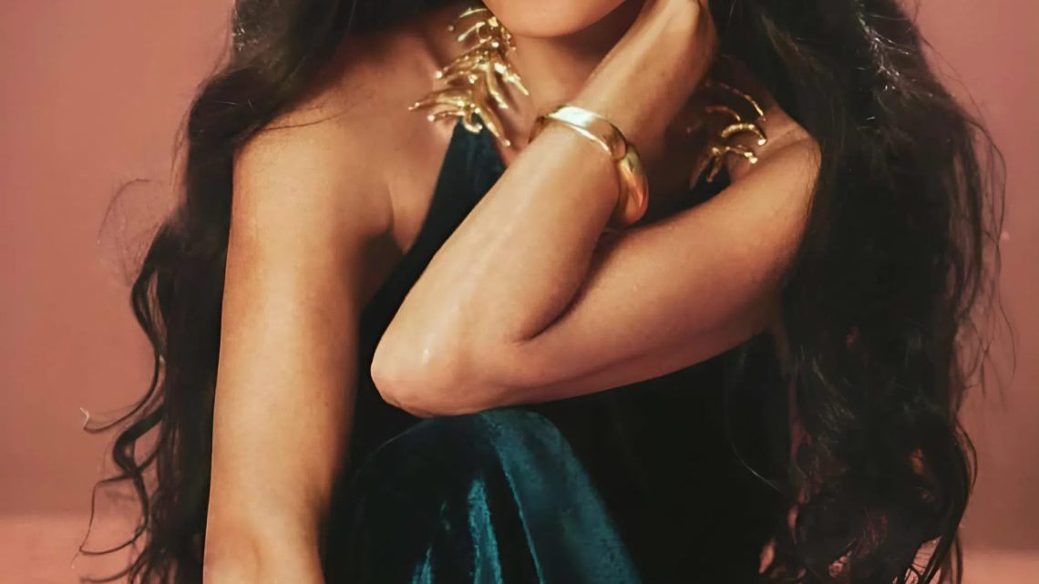 „Im Moment ziehe ich es vor, eine schöne Frau meines Alters zu sein, als verzweifelt zu versuchen, wie 30 auszusehen“, sagt die 62-jährige Demi Moore verschmitzt.