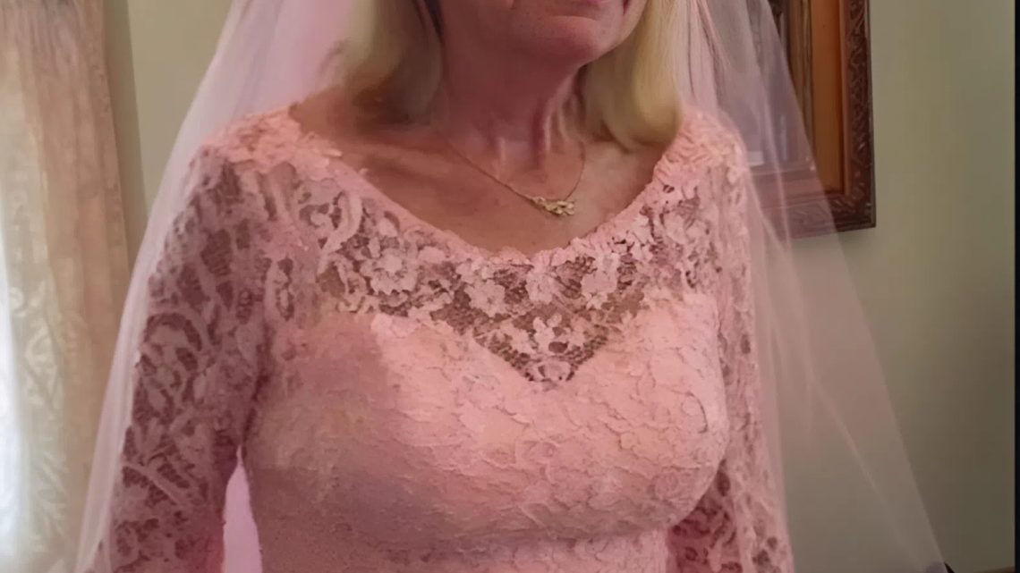 Meine Schwägerin lachte, als sie das rosa Hochzeitskleid sah, das ich für mich selbst genäht hatte. Ich hätte mir nie vorstellen können, dass mein Sohn mich verteidigen würde.