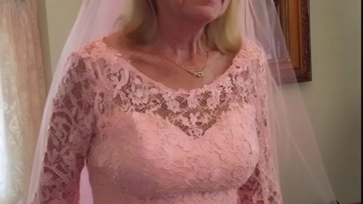 Meine Schwägerin lachte, als sie das rosa Hochzeitskleid sah, das ich für mich selbst genäht hatte. Ich hätte mir nie vorstellen können, dass mein Sohn mich verteidigen würde.