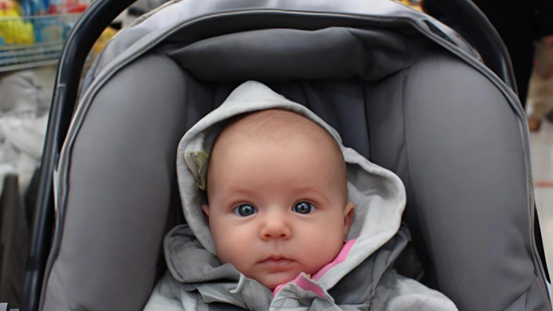 Die Leute in der Schlange im Supermarkt wollten mich rauswerfen, als meine Enkelin zu weinen begann – aber plötzlich schaltete sich ein Fremder ein.