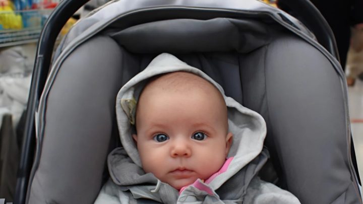 Die Leute in der Schlange im Supermarkt wollten mich rauswerfen, als meine Enkelin zu weinen begann – aber plötzlich schaltete sich ein Fremder ein.