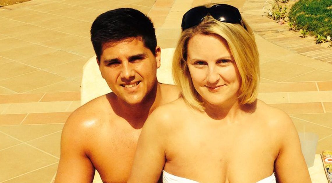 Frau schaut sich ihre Hochzeitsfotos an und entdeckt ein düsteres Detail