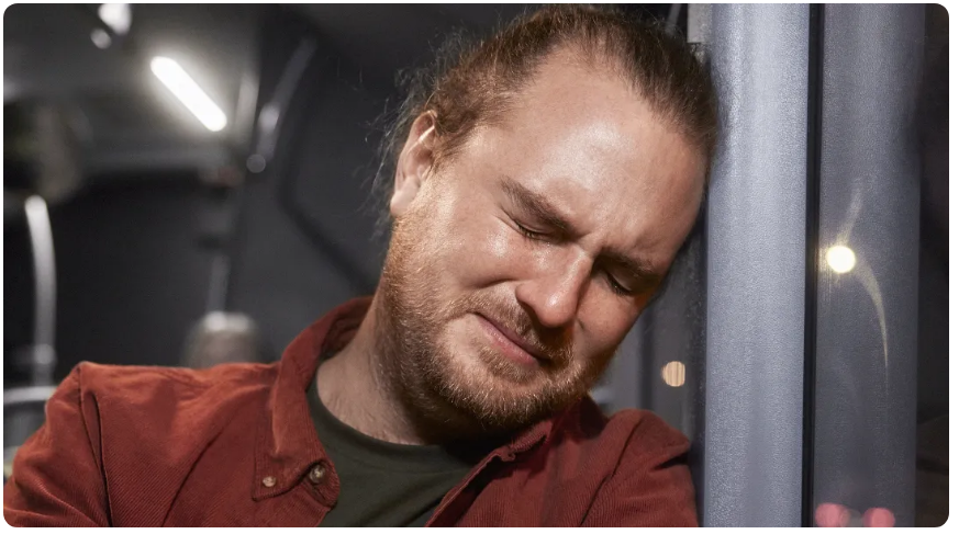 Das Geheimnis meines Stiefvaters hat mich an meinem Geburtstag schockiert, und meine Rache hat ihn in Tränen zurückgelassen.