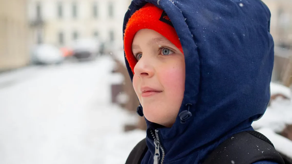 Ich bemerkte einen kleinen Jungen, der im Schulbus weinte, und als ich seine Hände sah, sprang ich ein, um zu helfen.